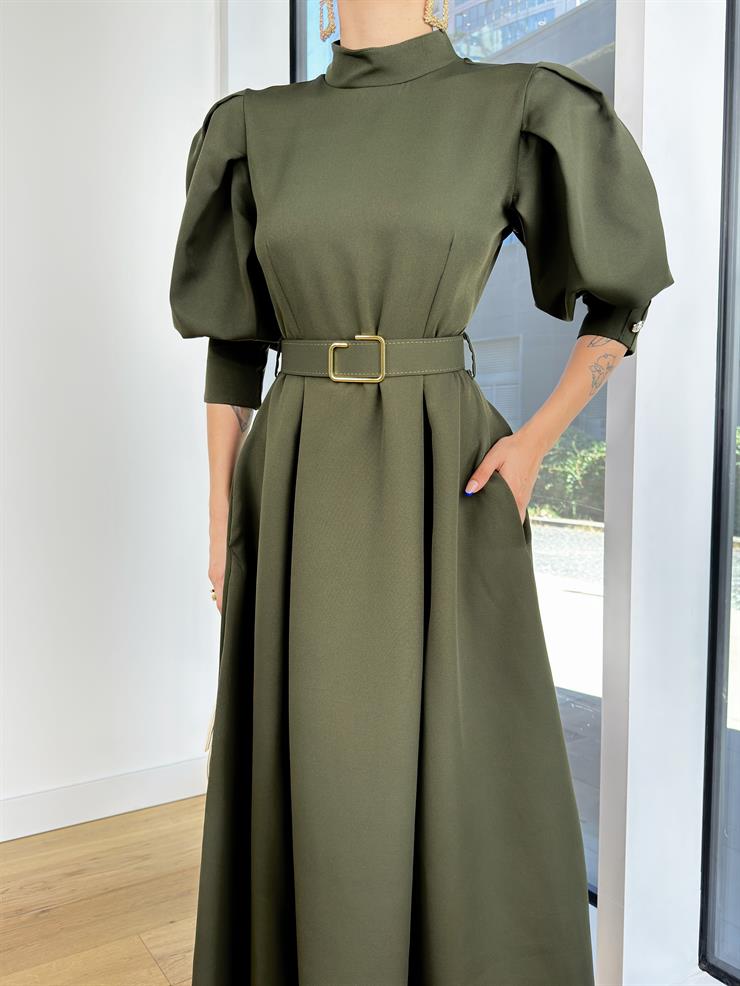 Yarım Boğazlı Balon Kol Beli Kemerli Kaspars Haki Kadın Uzun Elbise 25K222