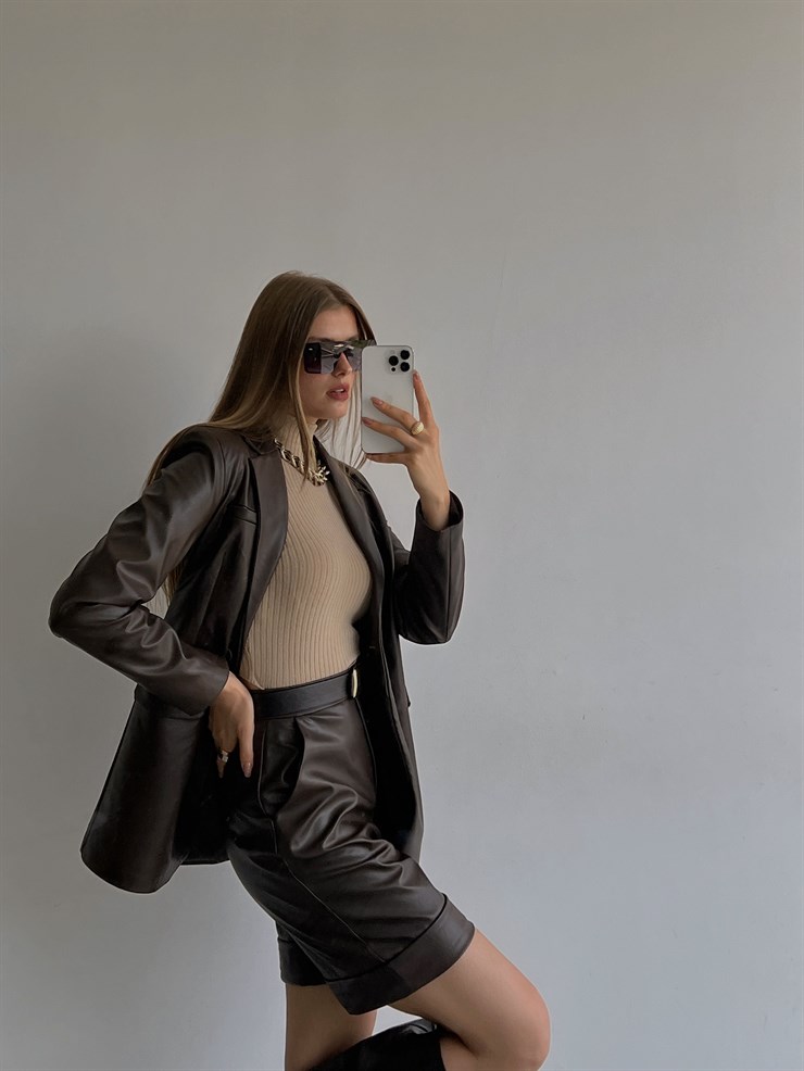 Katlama Paça Yanları Cepli Kısa İdetta Kadın Kahve Vegan Deri Şort 23K000021