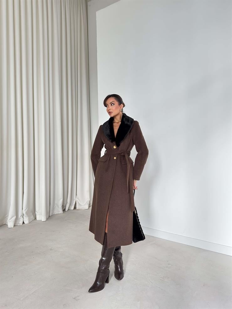 Yakası Tüylü Düğme Kapamalı Kuşaklı Kelmira Kahve Kaban Kaban 26K254