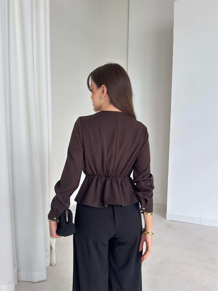 Beli Lastikli Aksesuarlı Kolları Düğmeli Kruvaze Yaka Kelnide Kadın Kahve Bluz 26K102