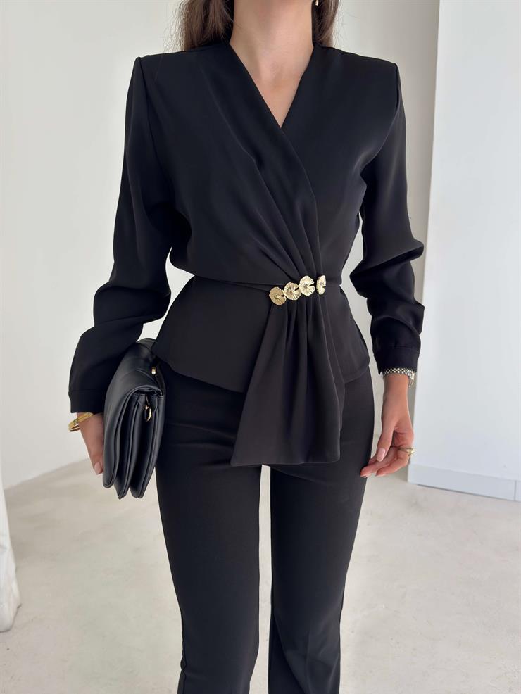 Beli Lastikli Aksesuarlı Kolları Düğmeli Kruvaze Yaka Kelnide Kadın Siyah Bluz 26K102