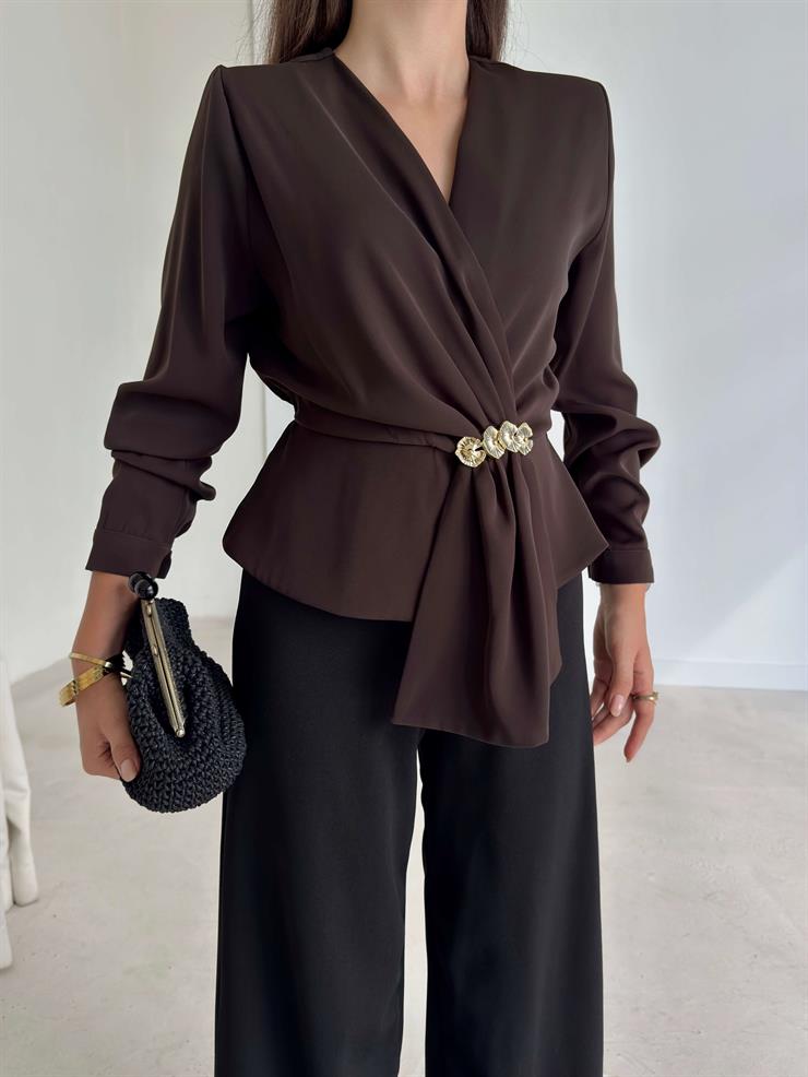 Beli Lastikli Aksesuarlı Kolları Düğmeli Kruvaze Yaka Kelnide Kadın Kahve Bluz 26K102