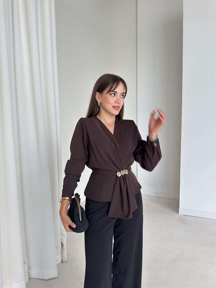 Beli Lastikli Aksesuarlı Kolları Düğmeli Kruvaze Yaka Kelnide Kadın Kahve Bluz 26K102