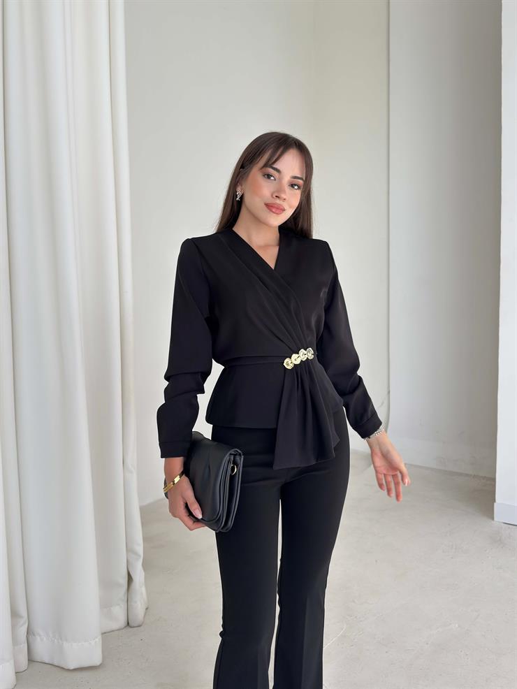 Beli Lastikli Aksesuarlı Kolları Düğmeli Kruvaze Yaka Kelnide Kadın Siyah Bluz 26K102