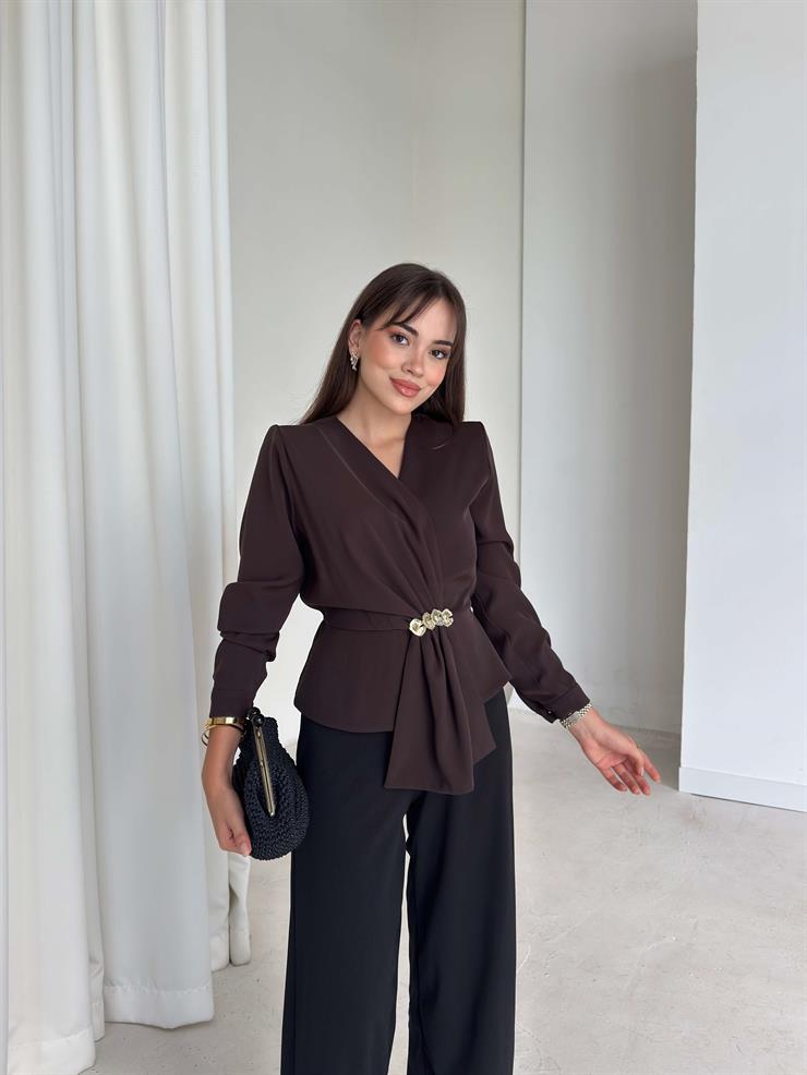 Beli Lastikli Aksesuarlı Kolları Düğmeli Kruvaze Yaka Kelnide Kadın Kahve Bluz 26K102