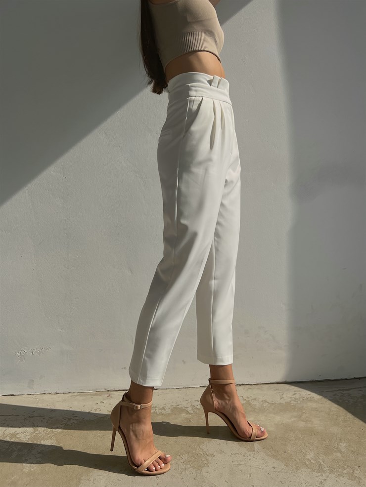 Kemerli Yüksek Bel Beli Pileli Havuç Model Sabin Kadın Beyaz Pantolon 22Y000508