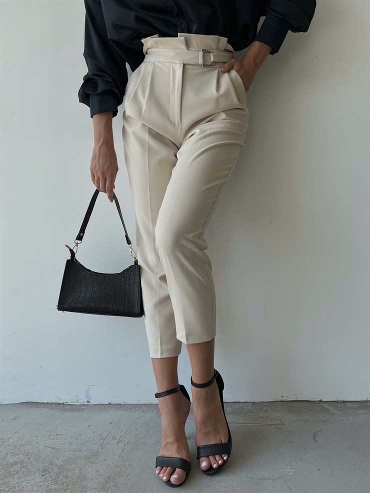 Kemerli Yüksek Bel Beli Pileli Havuç Model Sabin Kadın Bej Pantolon 22Y000508