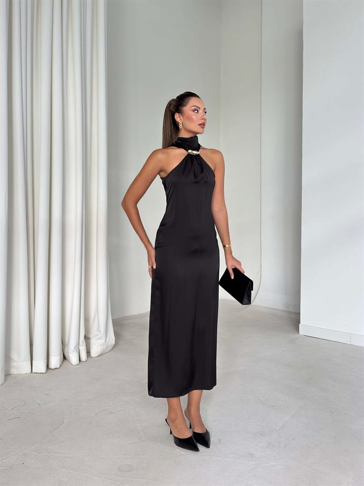 Aksesuarlı Boyundan Bağlamalı Saten Kenli Siyah Kadın Elbise 26K089