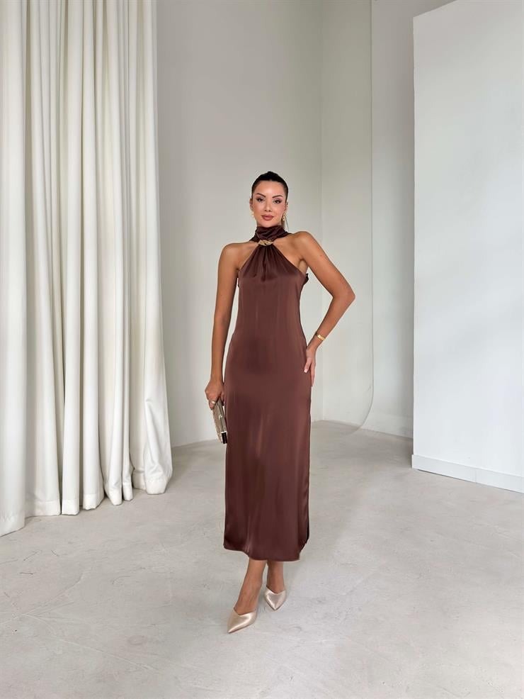 Aksesuarlı Boyundan Bağlamalı Saten Kenli Kahve Kadın Elbise 26K089