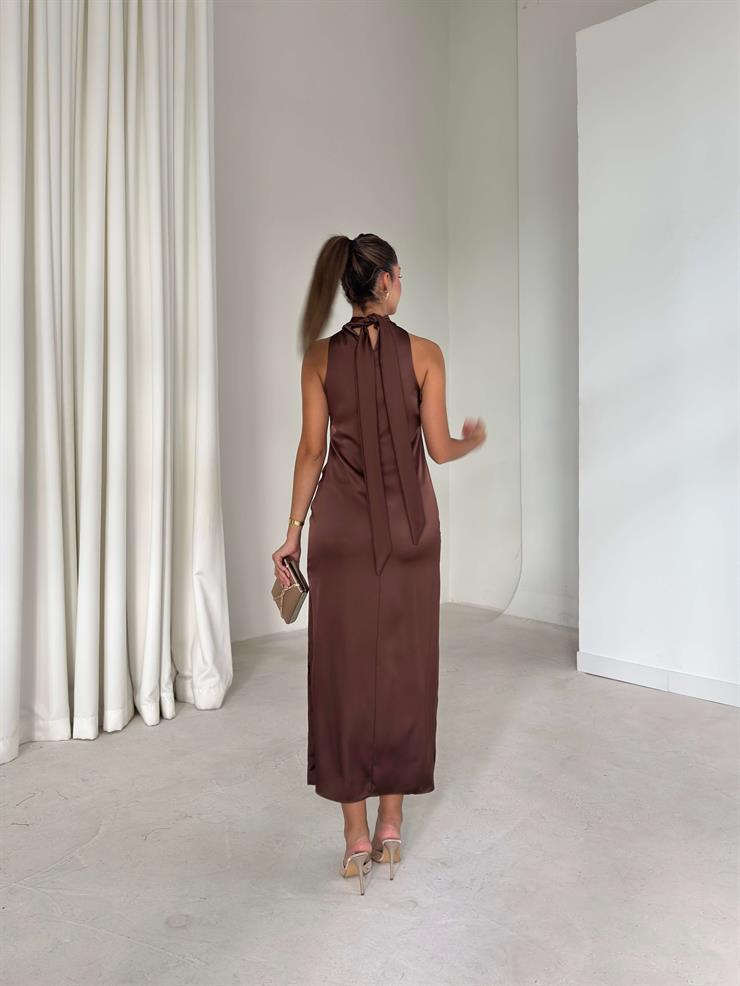 Aksesuarlı Boyundan Bağlamalı Saten Kenli Kahve Kadın Elbise 26K089