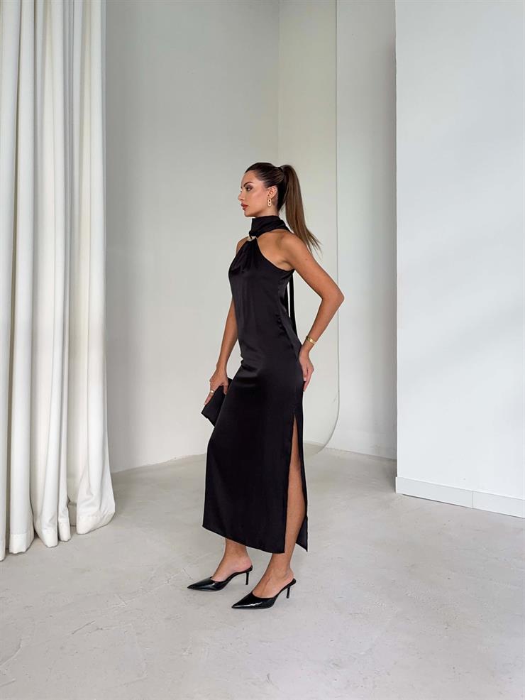 Aksesuarlı Boyundan Bağlamalı Saten Kenli Siyah Kadın Elbise 26K089