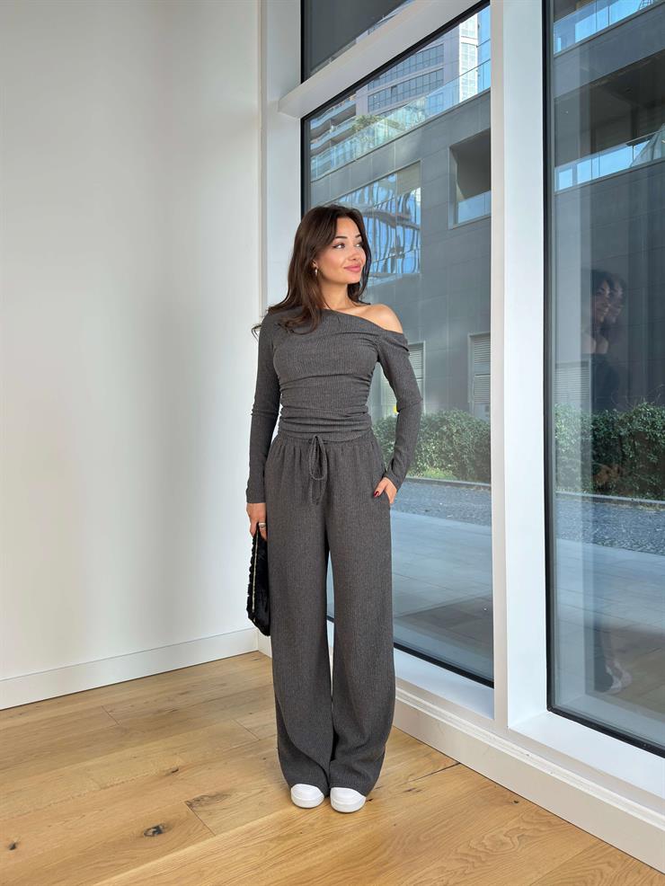 Düşük Omuz Uzun Kol Drapeli Bluaz Belden Bağlamalı Pantolon Kenyi Füme Kadın Takım 25K250