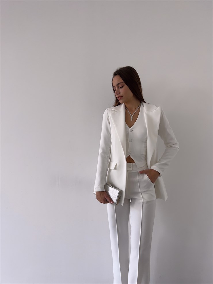 Düğme Kapamalı Alt Yanları Cepli Kesley Kadın Beyaz Üçlü Takım 23K000248