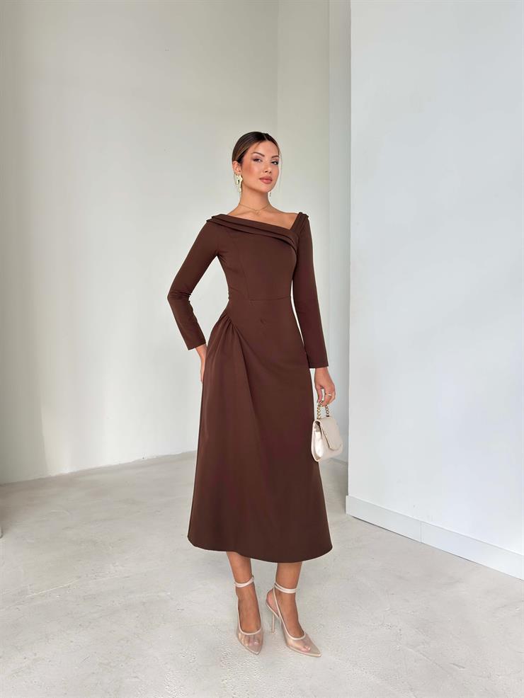 Asimetrik Yaka Uzun Kollu Keyli Kahve Kadın Midi Elbise 26K087