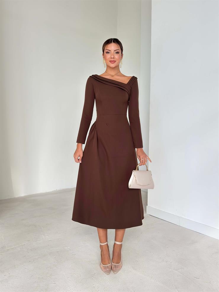 Asimetrik Yaka Uzun Kollu Keyli Kahve Kadın Midi Elbise 26K087