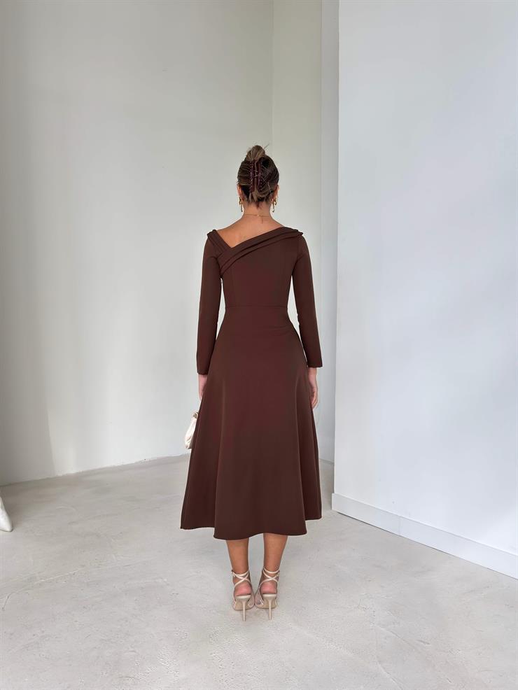 Asimetrik Yaka Uzun Kollu Keyli Kahve Kadın Midi Elbise 26K087