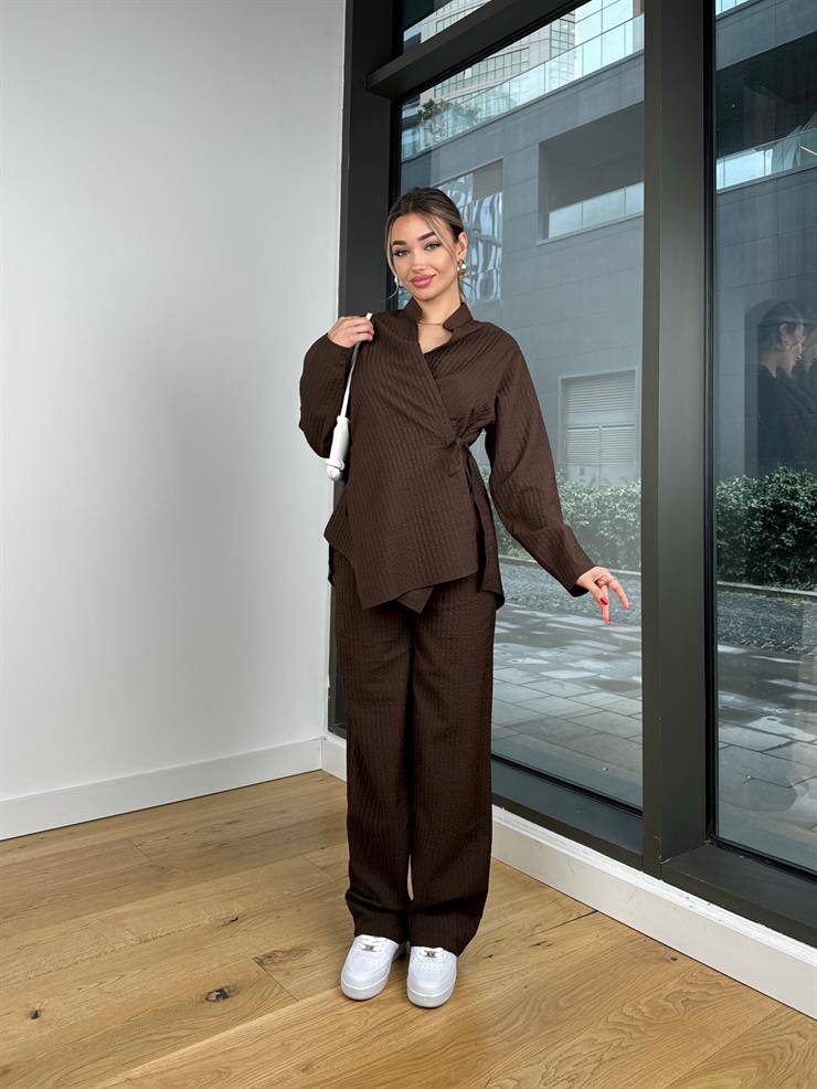 Kruvaze Yandan Bağlamalı Bluz Yüksek Bel Bol Paça Pantolon Kimlando Kahve Kadın Takım 25K465