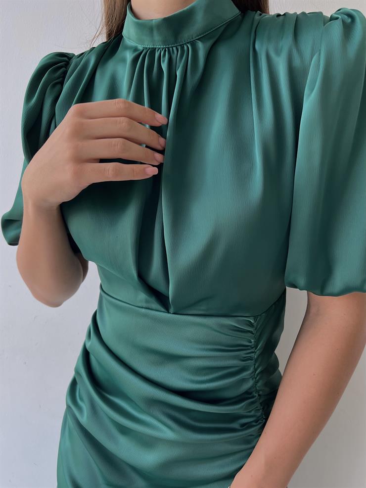 Kısa Kol Saten Önden Yırtmaçlı Drape Gage Kadın Zümrüt Elbise 22K000431