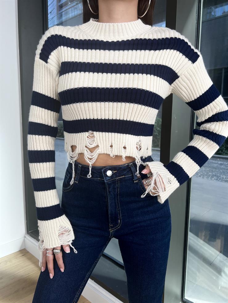 Bisiklet Yaka Yırtık Detaylı Klayver Kadın Bej Çizgili Crop Kazak 24k000111