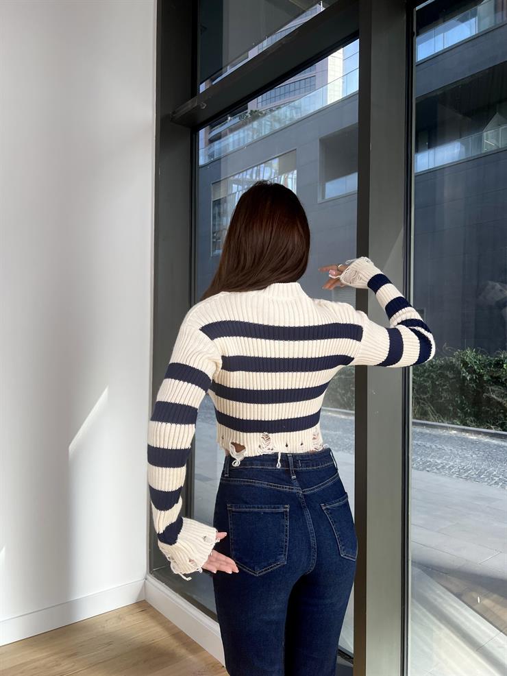 Bisiklet Yaka Yırtık Detaylı Klayver Kadın Bej Çizgili Crop Kazak 24k000111