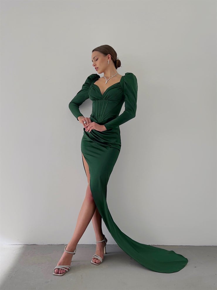 Korse Kalp Yaka Uzun Kollu Derin Yırtmaçlı Uzun Kuyruk Detay Syed Kadın Zümrüt Elbise 23K000175