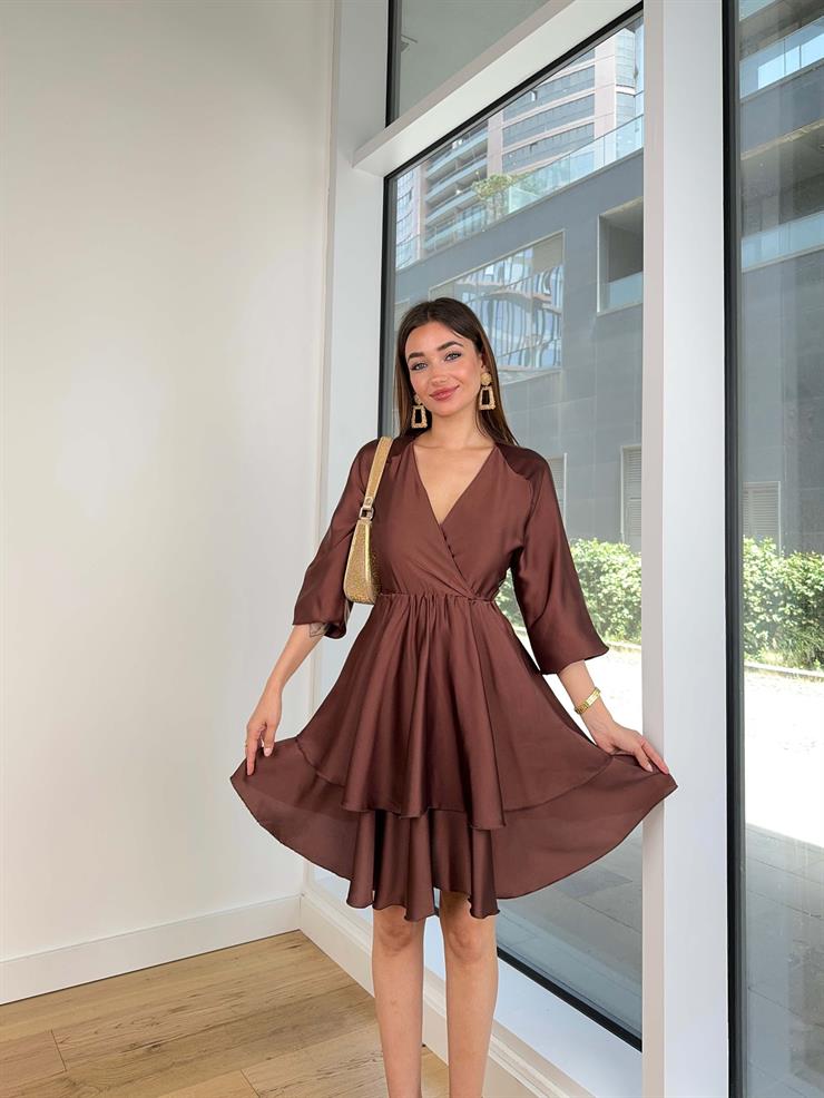 Kruvaze Yaka Yarım Kol Eteği Volanlı Kadın Kahve Saten Mini Elbise 24Y300