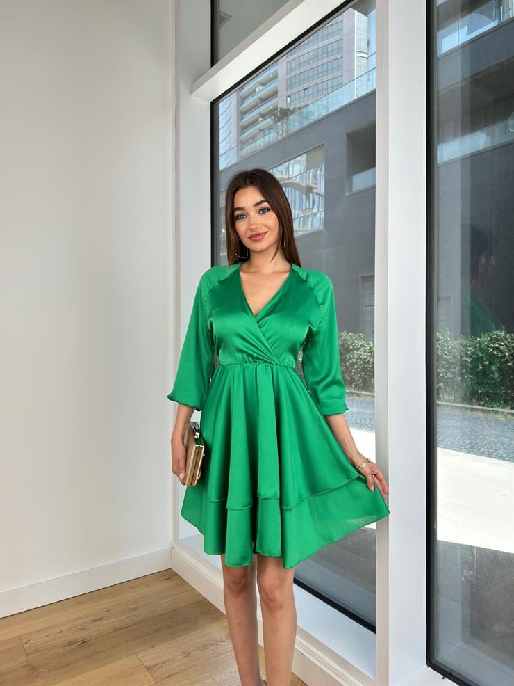 Kruvaze Yaka Yarım Kol Eteği Volanlı Kadın Yeşil Saten Mini Elbise 24Y300