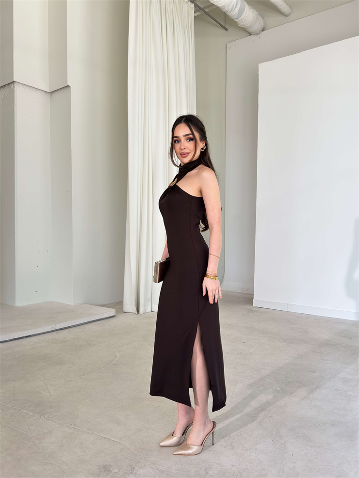 Aksesuarlı Boğazlı Yırtmaçlı Larve Kahve Kadın Elbise 26Y095