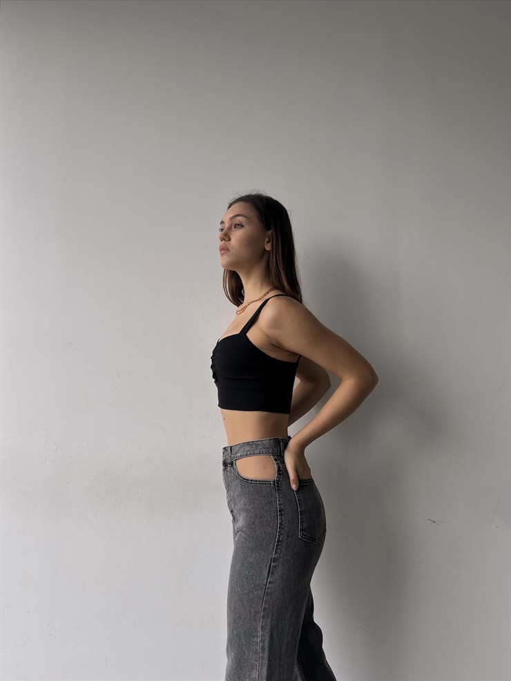 V Yaka Göğüs Pencere Detay Lauri Kadın Askılı Siyah Crop 23K000152