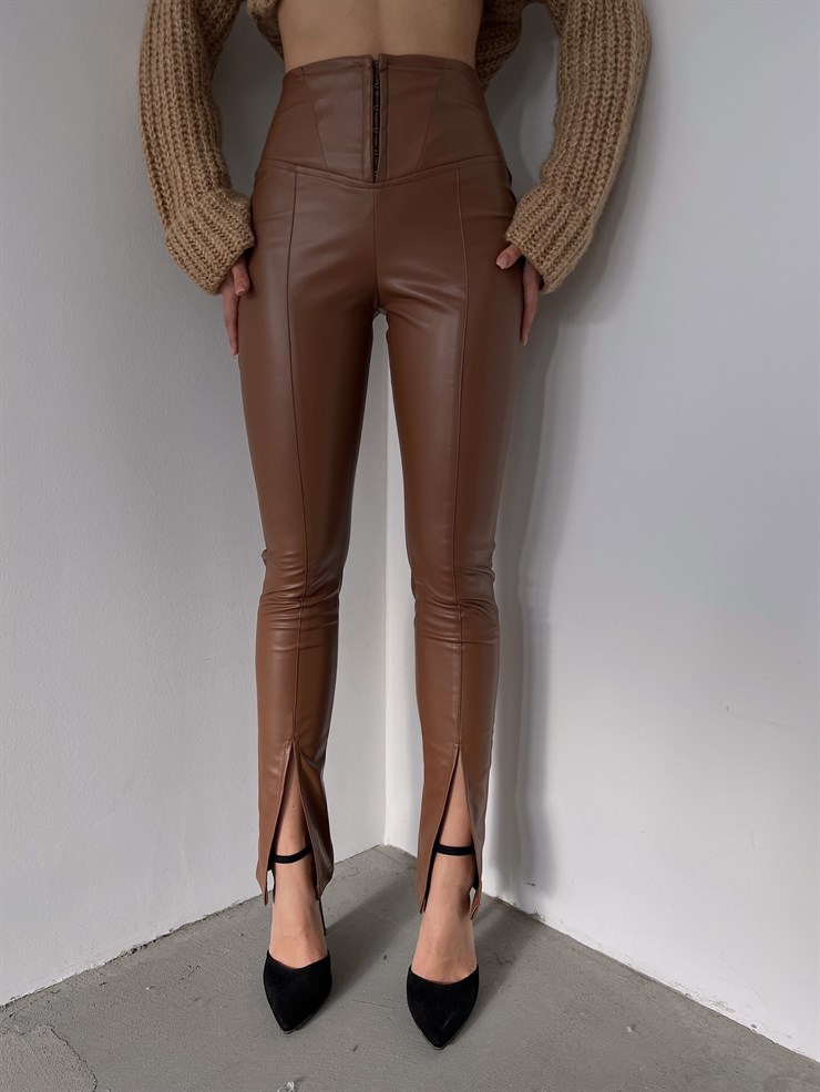 Yüksek Bel Önü Korse Paçası Yırtmaçlı Leonie Kahve Vegan Deri Pantolon 23K000219