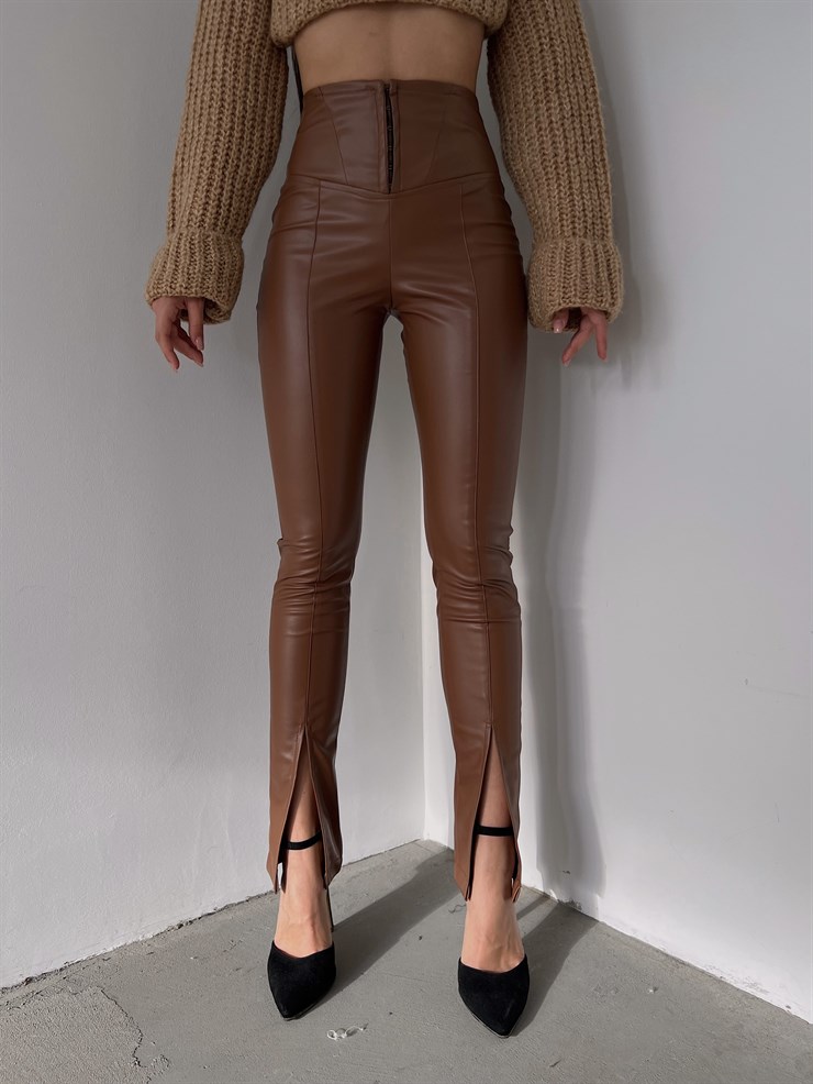 Yüksek Bel Önü Korse Paçası Yırtmaçlı Leonie Kahve Vegan Deri Pantolon 23K000219