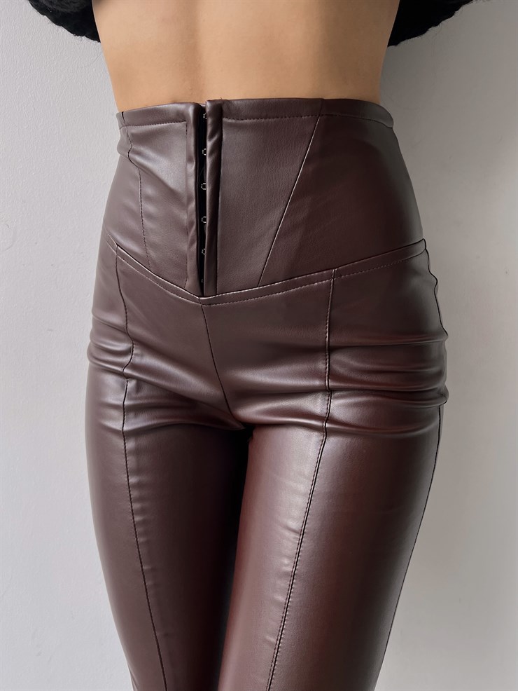 Yüksek Bel Önü Korse Paçası Yırtmaçlı Leonie Koyu Kahve Vegan Deri Pantolon 23K000219