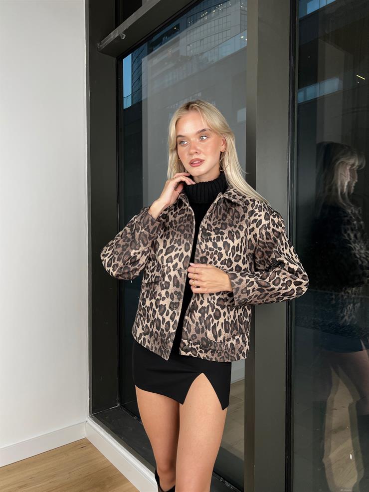 Önü Düğmeli Yanları Cepli Leopar Desenli Kadın Kısa Kaşe Mont 24k000179