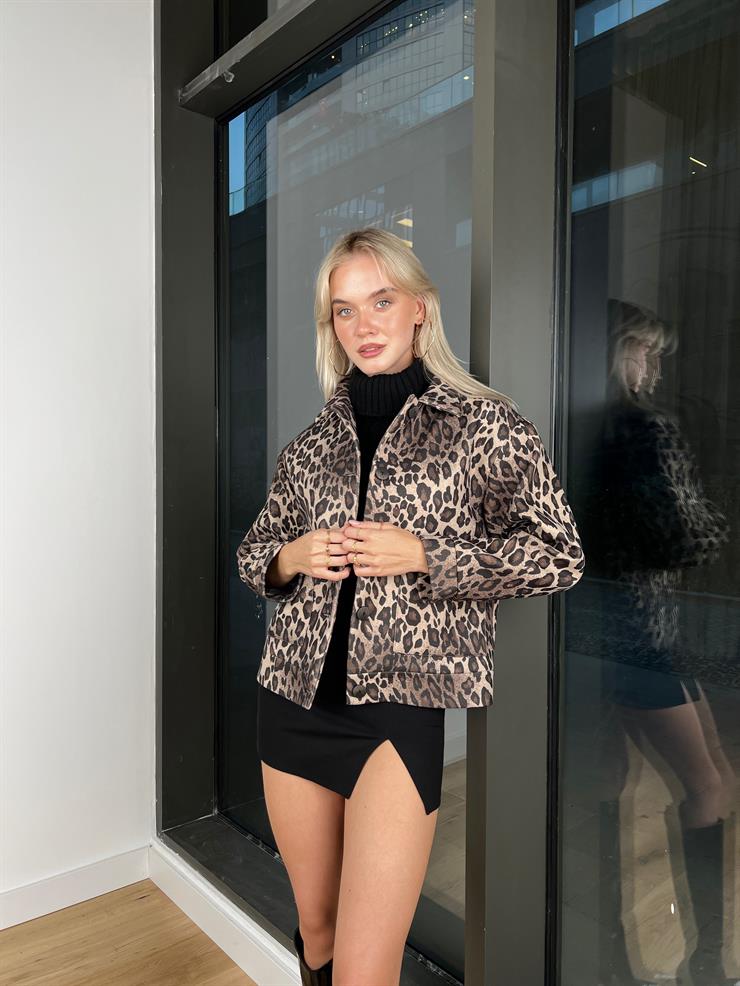 Önü Düğmeli Yanları Cepli Leopar Desenli Kadın Kısa Kaşe Mont 24k000179