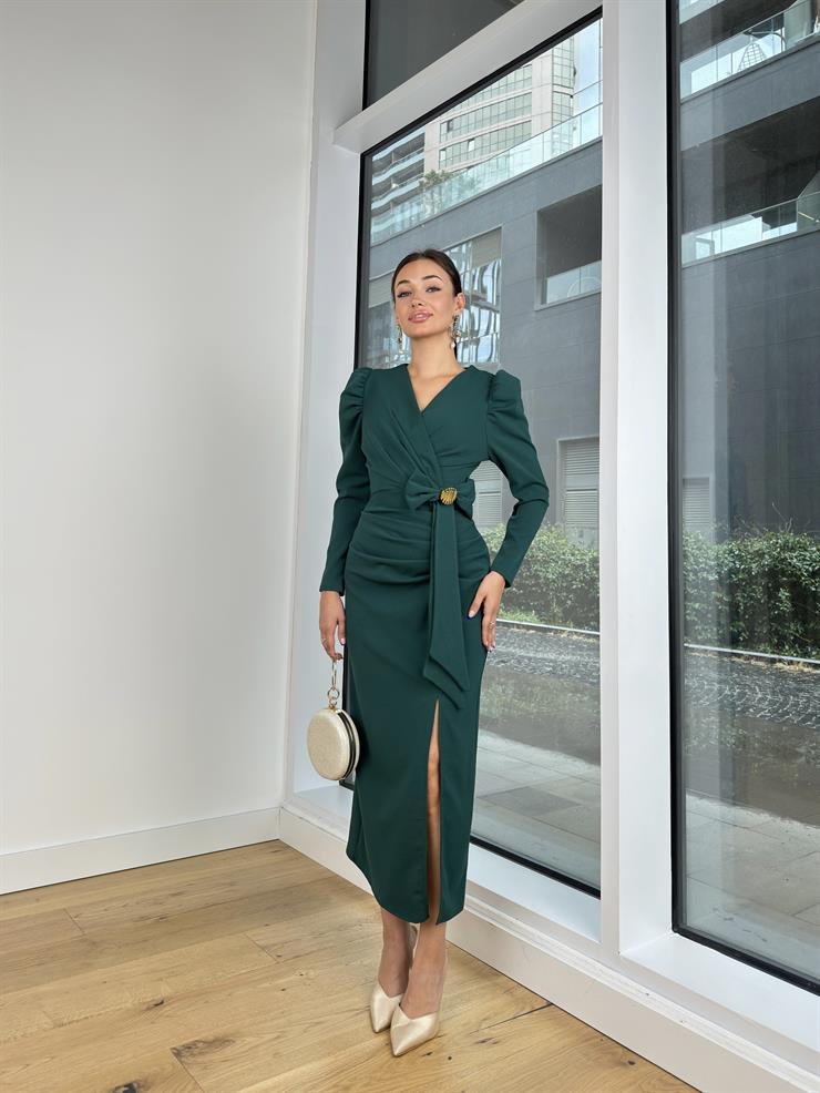 Kruvaze Yaka Fiyonk Detaylı Yırtmaçlı Liked Kadın Zümrüt Elbise 25K123