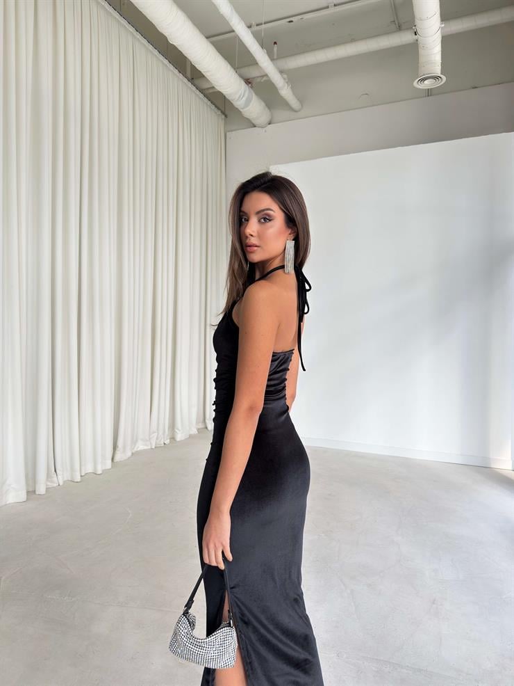 Aksesuarlı Boyundan Bağlamalı Yanı Yırtmaçlı Lirana Siyah Kadın Kadife Elbise 26K252