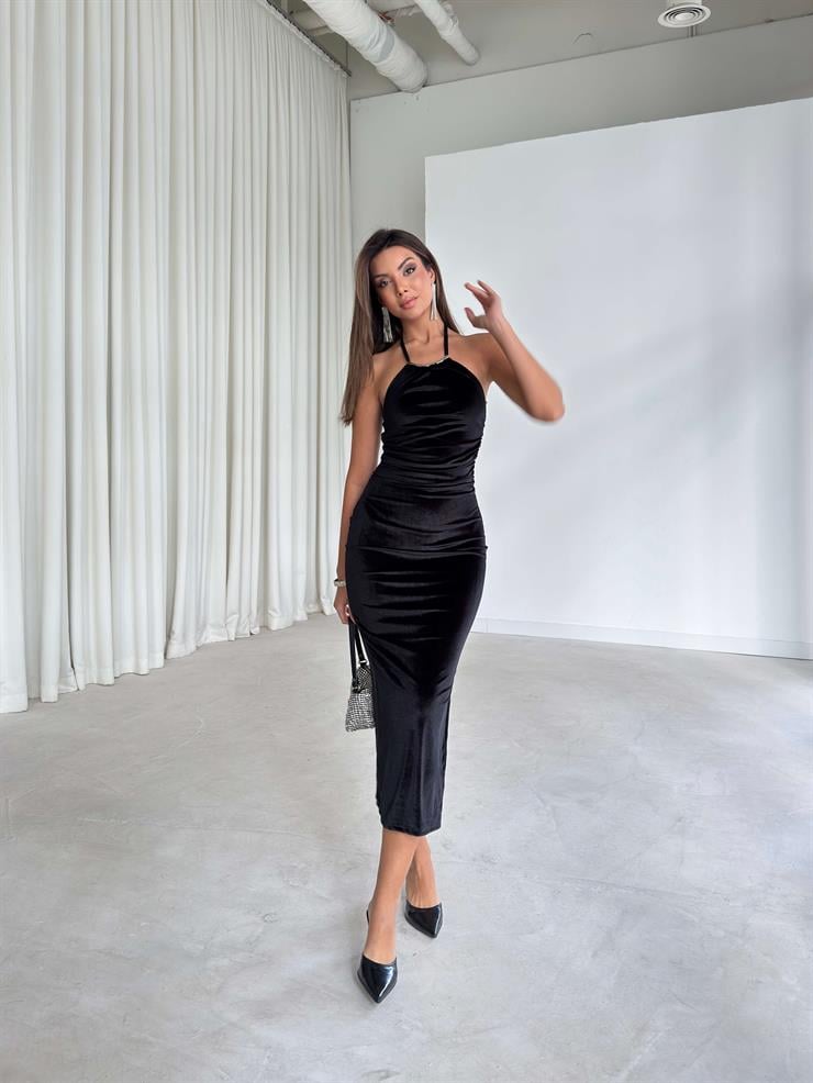 Aksesuarlı Boyundan Bağlamalı Yanı Yırtmaçlı Lirana Siyah Kadın Kadife Elbise 26K252