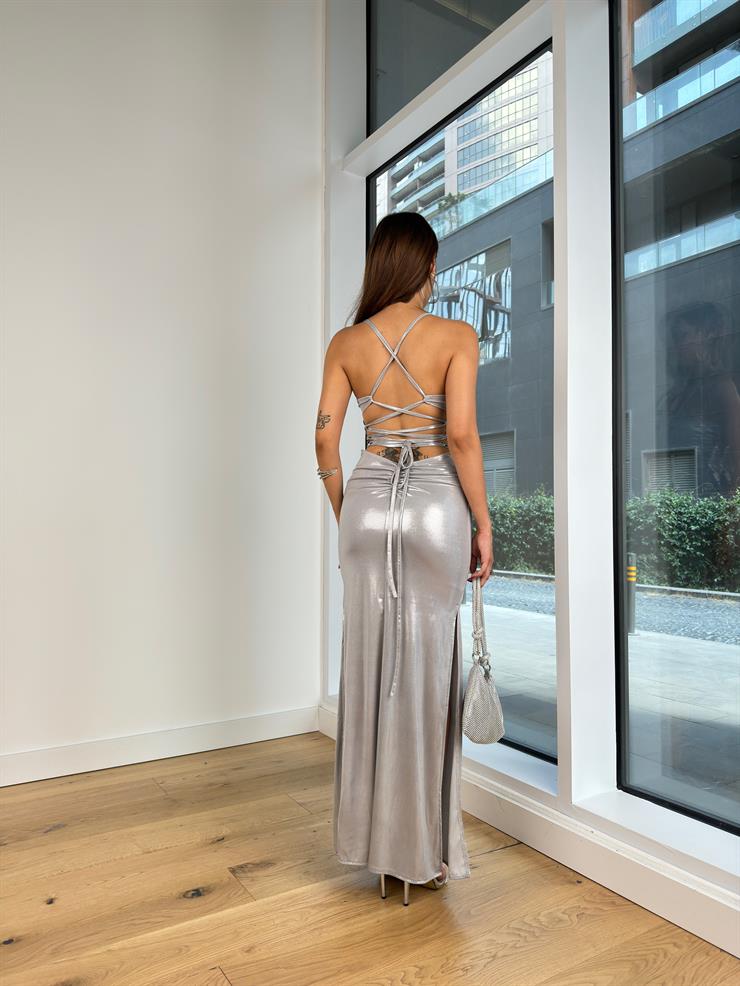 V Yaka Arkadan Çapraz Bağlamalı Askı Streç Arkası Drapeli Lubomir Kadın Gri Parlak Maxi Elbise 24Y823