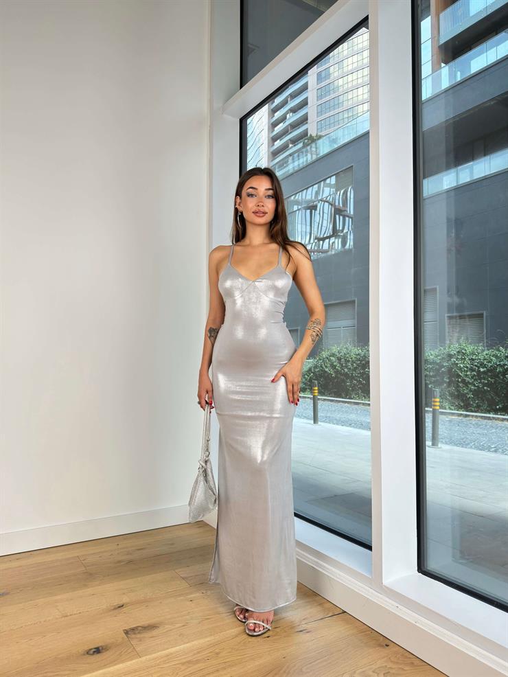 V Yaka Arkadan Çapraz Bağlamalı Askı Streç Arkası Drapeli Lubomir Kadın Gri Parlak Maxi Elbise 24Y823