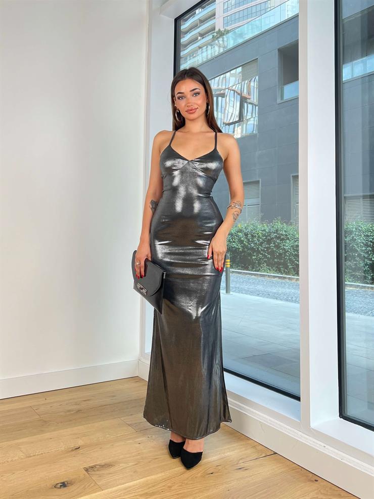 V Yaka Arkadan Çapraz Bağlamalı Askı Streç Arkası Drapeli Lubomir Kadın Gümüş Parlak Maxi Elbise 24Y823