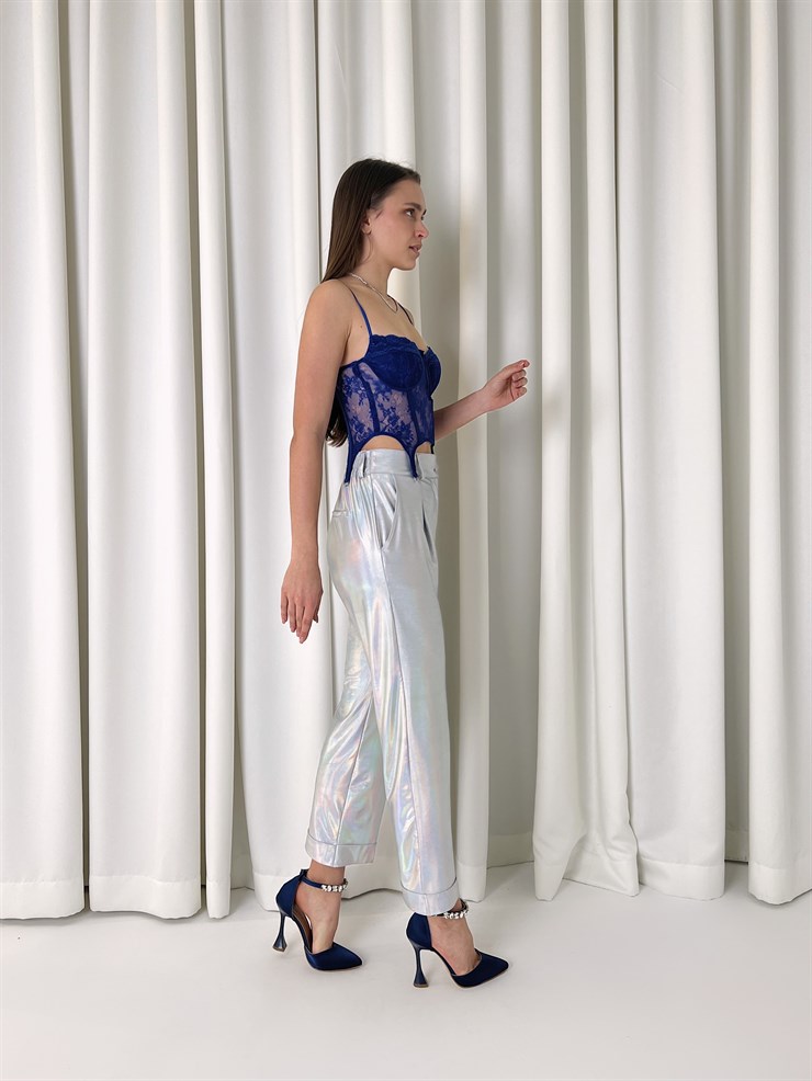 Beli Düğme Kapamalı Paçası Katlama Detaylı Parlak Lucjan Kadın Gümüş Pantolon 23K000431