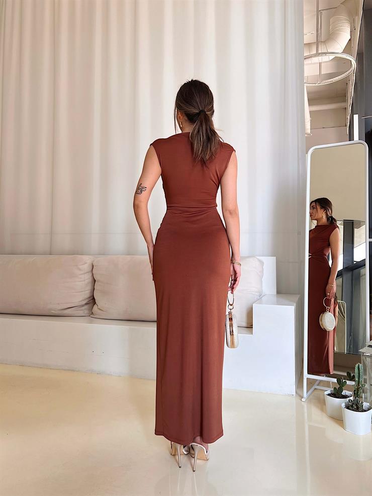 Kolsuz Aksesuar Detaylı Drapeli Ludo Kahve Kadın Yırtmaçlı Elbise 25Y047