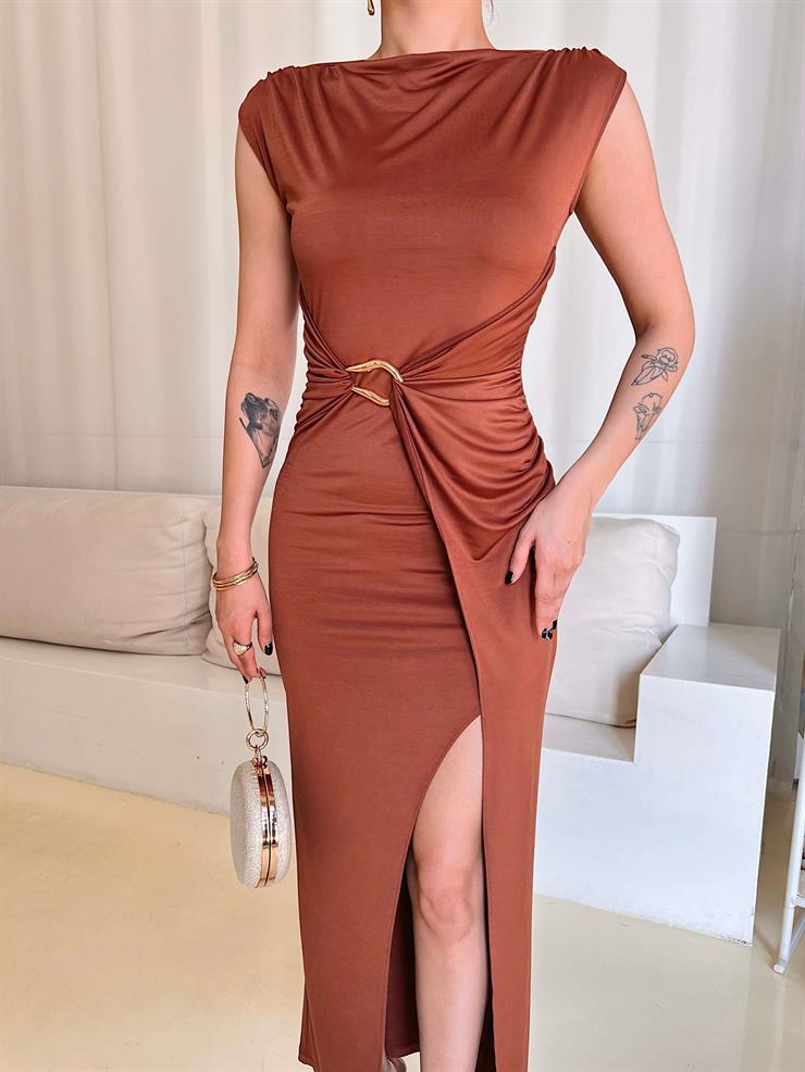 Kolsuz Aksesuar Detaylı Drapeli Ludo Kahve Kadın Yırtmaçlı Elbise 25Y047