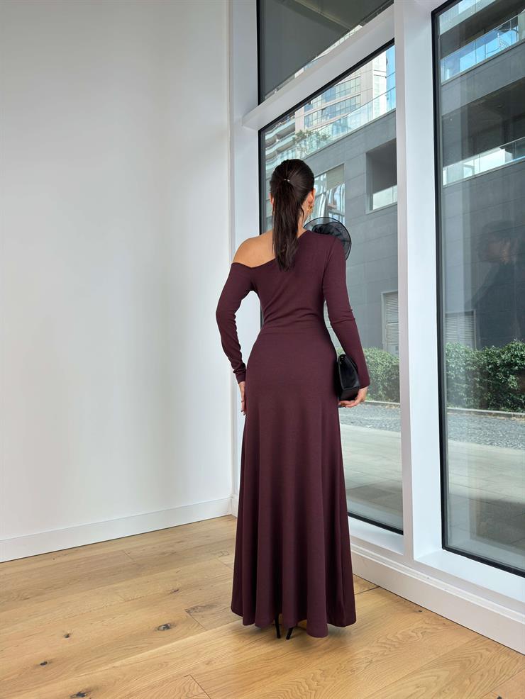 Uzun Kol Tek Omuz Açık Aksesuarlı Mads Bordo Kadın Uzun Elbise 25K102