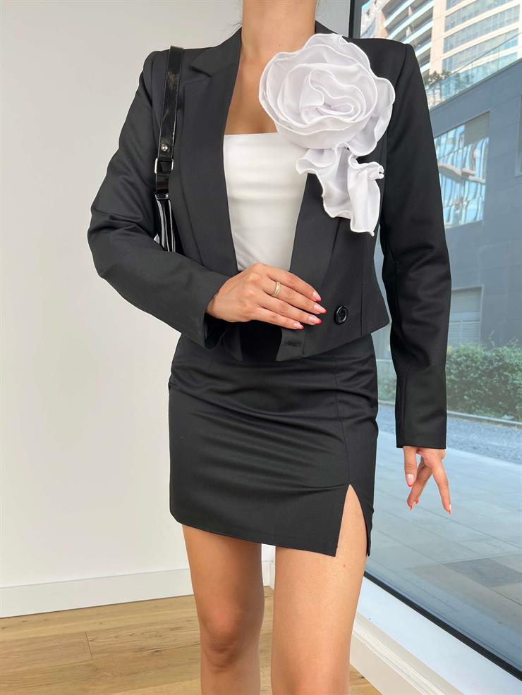 Omuz Vatkalı Düğme Kapamalı Aksesuarlı Crop Ceket Yüksek Bel Mini Etek Mael Kadın Siyah Takım 25K047