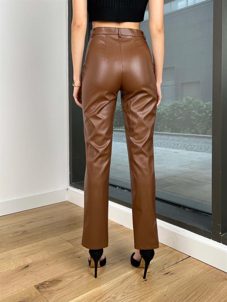 Yüksek Bel Paçası Yırtmaç Detaylı Malena Kadın Kahve Vegan Deri Pantolon 24k219