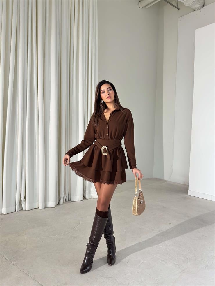 Üstü Düğmeli Yakalı Eteği Katlı Ucu Dantelli Kemerli Margie Kahve Kadın Elbise 26K401