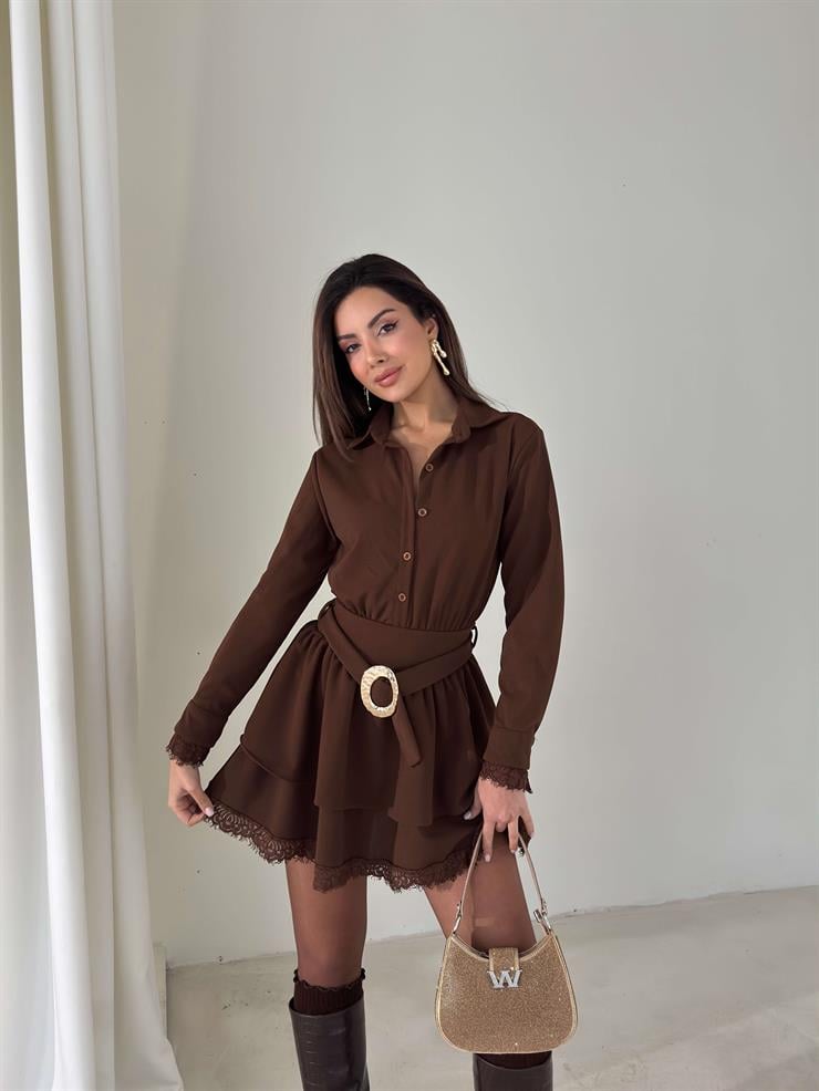 Üstü Düğmeli Yakalı Eteği Katlı Ucu Dantelli Kemerli Margie Kahve Kadın Elbise 26K401