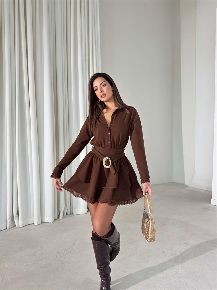 Üstü Düğmeli Yakalı Eteği Katlı Ucu Dantelli Kemerli Margie Kahve Kadın Elbise 26K401