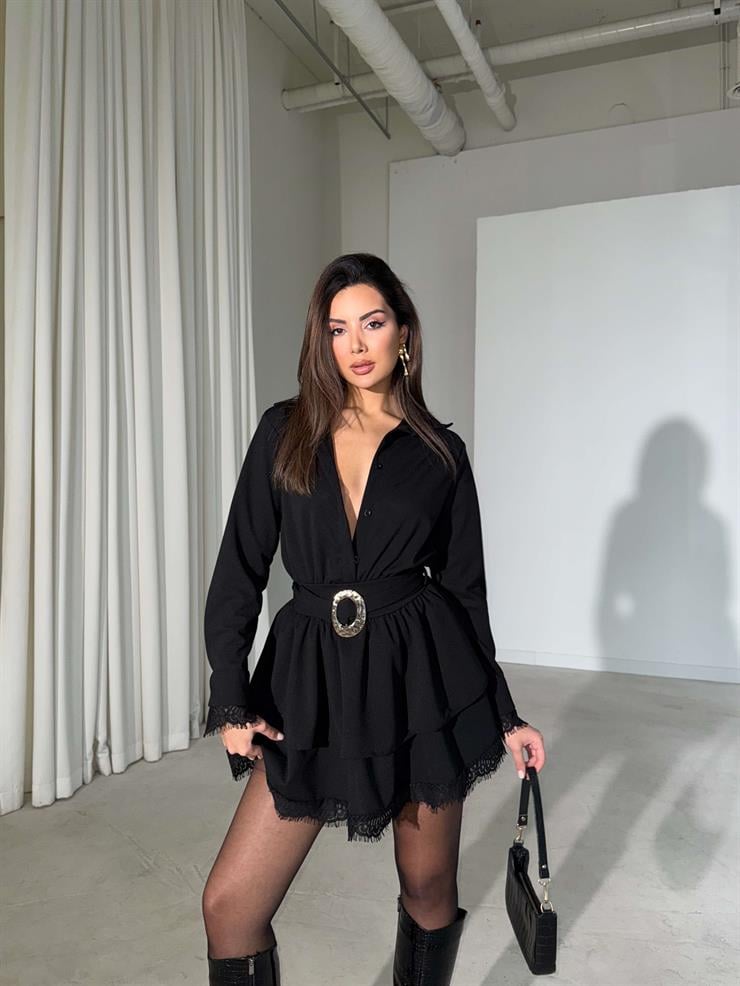 Üstü Düğmeli Yakalı Eteği Katlı Ucu Dantelli Kemerli Margie Siyah Kadın Elbise 26K401